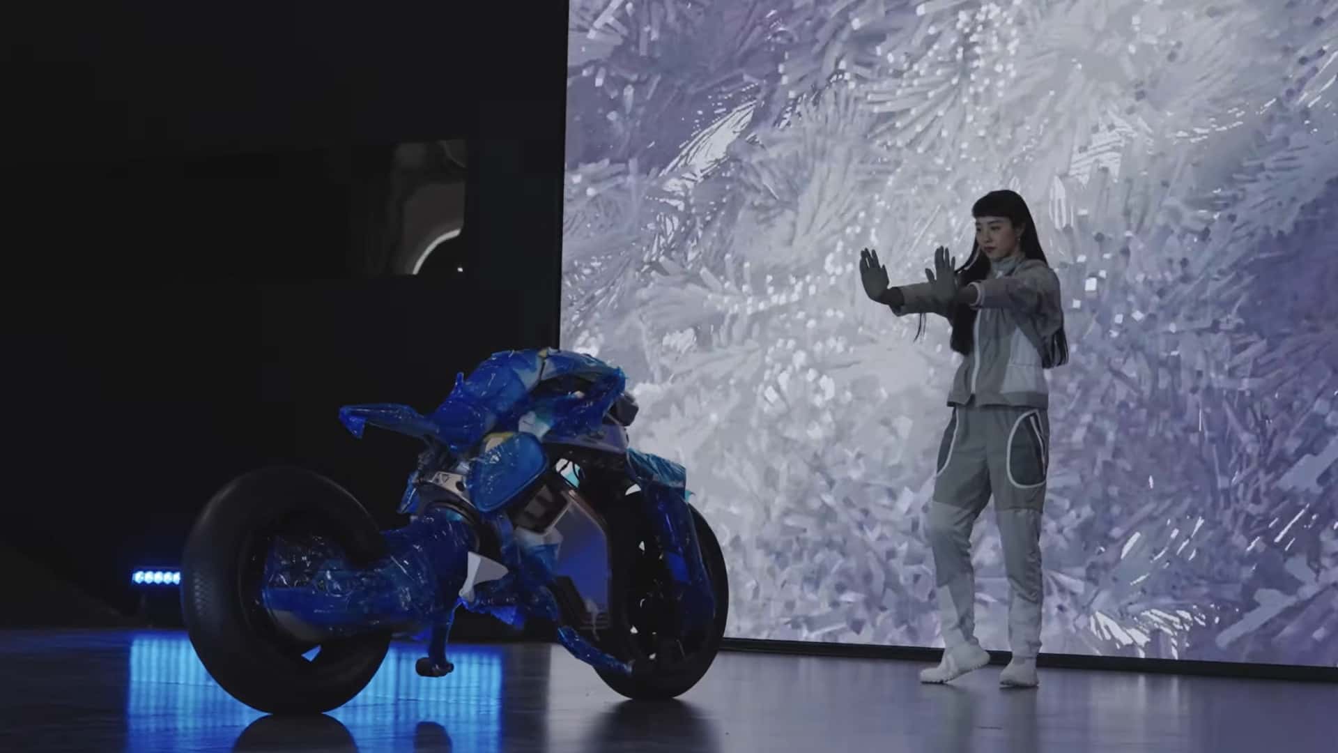 Moto inteligente da Yamaha não cai e e faz até dancinha